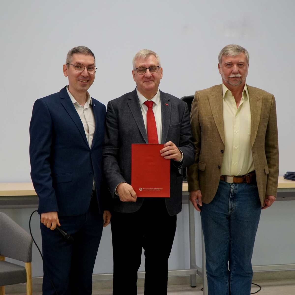 Автор, как доучившийся студент, получил диплом Высшей школы экономики на днях. Закончил обучение по магистерской программе "Управление в высшем образовании".