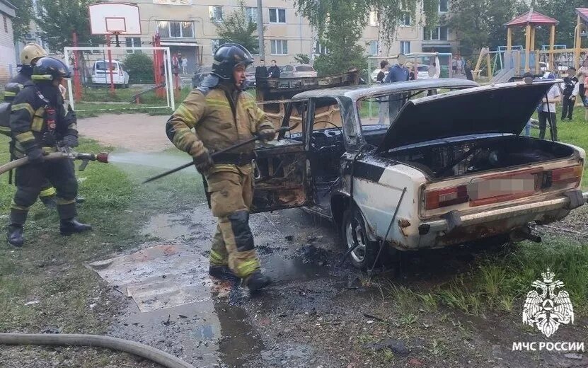    Дети сожгли «шестерку» во дворе дома на Автозаводской в Ижевске