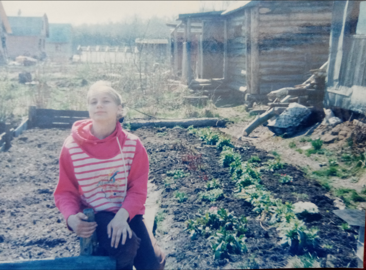 Со времени описанных событий прошло года два. Участок кое-где очищен и засеян, засажен. В правом верхнем углу виден уголок дома(серенький обитый железом) , который мы с дедом построили. 