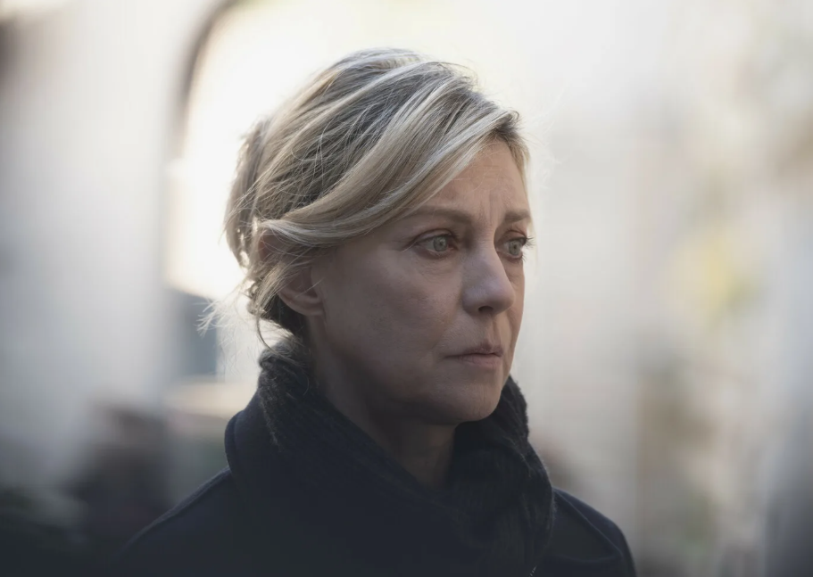 Первая женщина, Алеана, одинока и печальна.