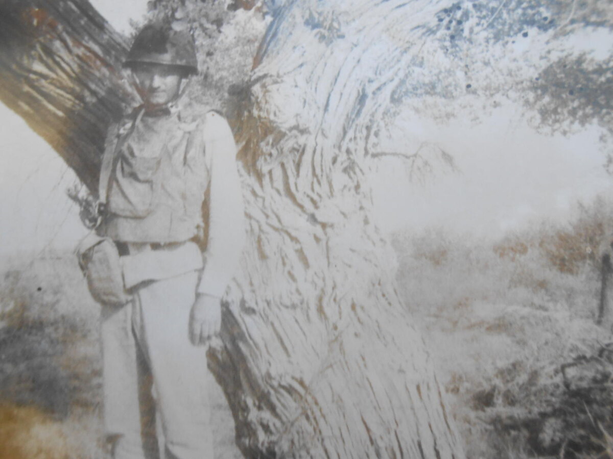 Это я после того, как провёл развод часовых в третьем карауле на складе ГСМ (Хайратон). Фото автора. 