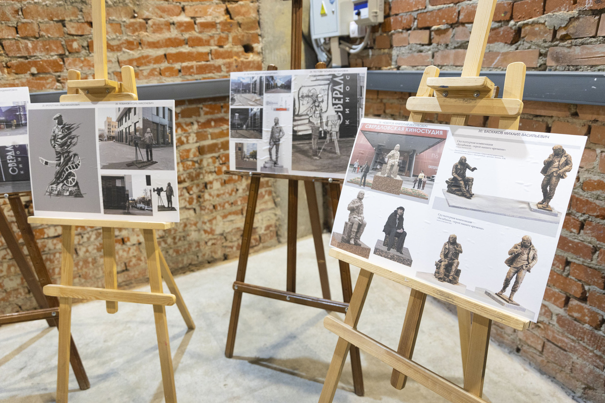 В Екатеринбурге продолжают выбирать эскиз памятника легендарному режиссеру.  Фото: Фото: ФедералПресс / Иван Кабанов