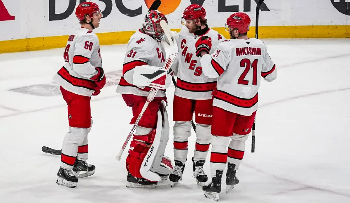 "Каролина" вернула полуфинальную серию на домашний лед. Фото: НХЛ