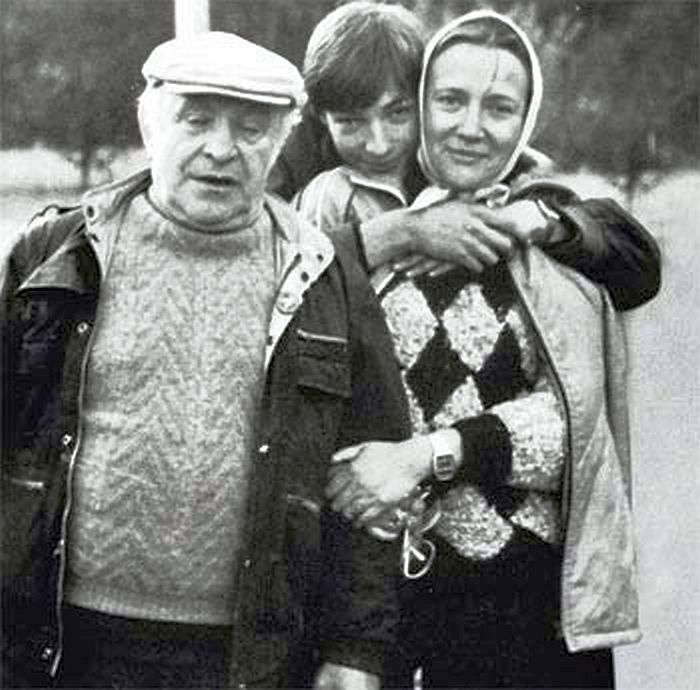 Ролан Быков и Елена Санаева с сыном.