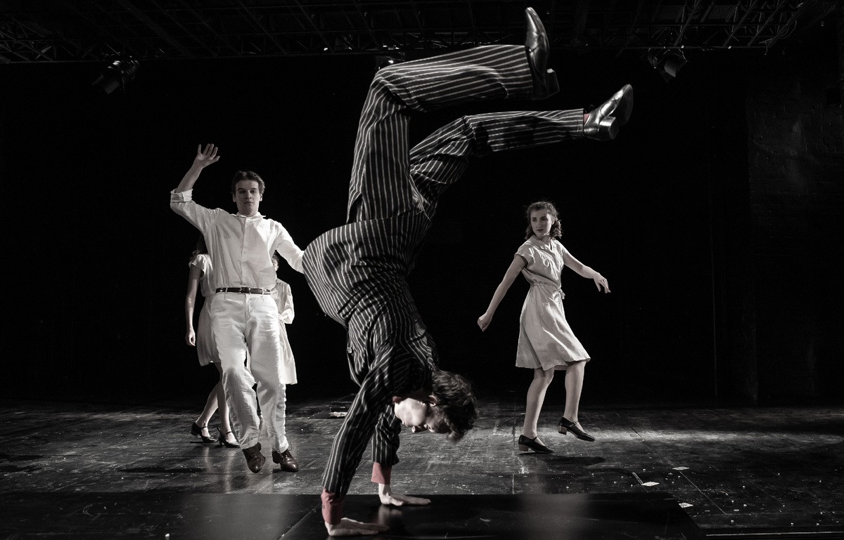 "Однажды в Макондо" сцена из спектакля, фото с официального сайта СТИ