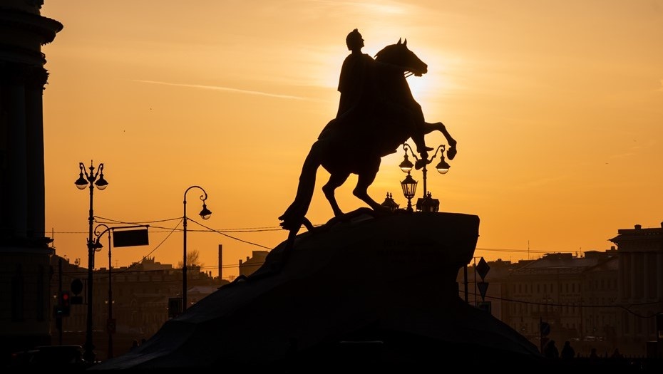    Вид на памятник Медный всадник в Петербурге в солнечную погоду Автор фото: Сергей Ермохин / "Деловой Петербург"