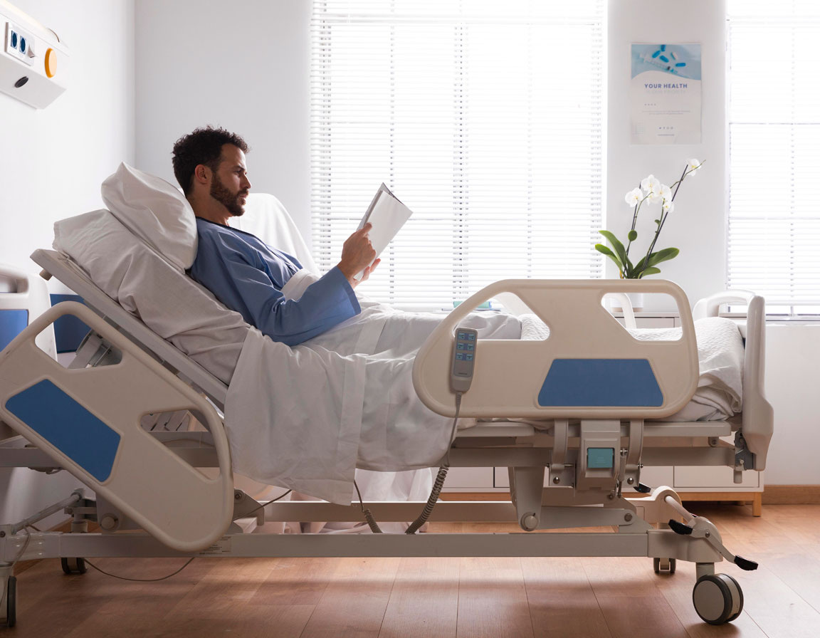Лежачий пациент на функциональной медицинской кровати