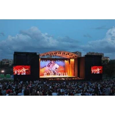 ВЕДЬ ЧТО В ПОСЛЕДНИЕ, РАЗМАЗАННЫЕ ПО ДРАМУ ГОДЫ, СТАВИТСЯ ВО ГЛАВУ УГЛА ТОГО, что принято называть культурной политикой? Прибыль и еще раз прибыль! Совсем недавно об этом малоубедительно, но открыто декларировала глава МОНКС. Соответственно и фестивальная политика в стране за последние годы изменила курс. Арт-форумы, направленные на обмен и взаимообогащение культур, открытие новых горизонтов и развитие, просвещение как молодых деятелей искусств, так и зрителя, заработали сокращение финансирования и стали упоминаться как бы не в первую очередь. "Какие-нибудь" "Ереванские перспективы", фестиваль классической музыки, получивший международное признание и занявший свое достойное место в десятке лучших европейских фестивалей, в сознании "эффективных менеджеров культуры" уступил пальму первенства большому празднику общепита. "Вы хочете кушать - их есть у меня!" Фестивали шашлыка, толмы, гаты, один кофейный и целых два винных... Выпили, закусили - хорошо!