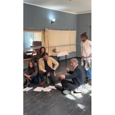 Прежде чем приступать к репетициям, символических тарелок в театре не разбивали и шампанского не распивали - четкий деловой подход создатель спектакля Симон Абкарян проявил еще в феврале, когда приезжал в Ереван со своей французской труппой и спектаклем "Электра на дне". Тогда же он провел в "Амазгаин" кастинг, распределил роли, утвердил сценическое и музыкальное оформление, и за последующие три месяца театр проделал большую подготовительную работу. Желание поставить спектакль на исторической родине возникло у знаменитого артиста давно. Но и здесь он проявил деловой подход - мониторил театры Армении, собирал мнения... И то, что его выбор пал на "Амазгаин", вряд ли вызывает удивление у объективного оценщика.