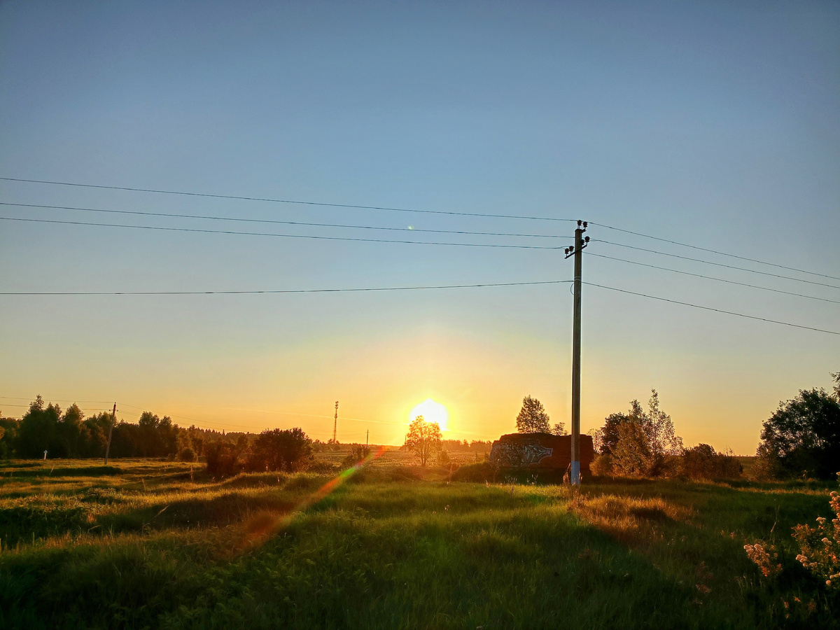 Я стаю на возвышенности. Позади меня кладбище. И там,  ещё до войны сгорела деревянная церквушка. 