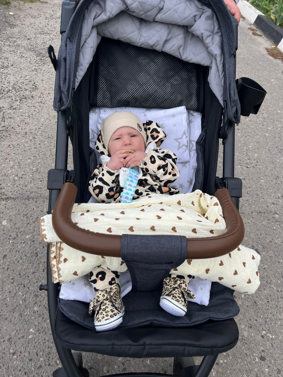 Фото автора. Доча вышла на прогулку, пока ехала до магазина уснула. Валерия не сидит, находится в положении полулежа, ей уже так можно, и намного интереснее, педиатр разрешил наклон 130 гр, в коляске у нас 145, я мало в этом понимаю, муж сказал, что нам подходит такой наклон сейчас. 
