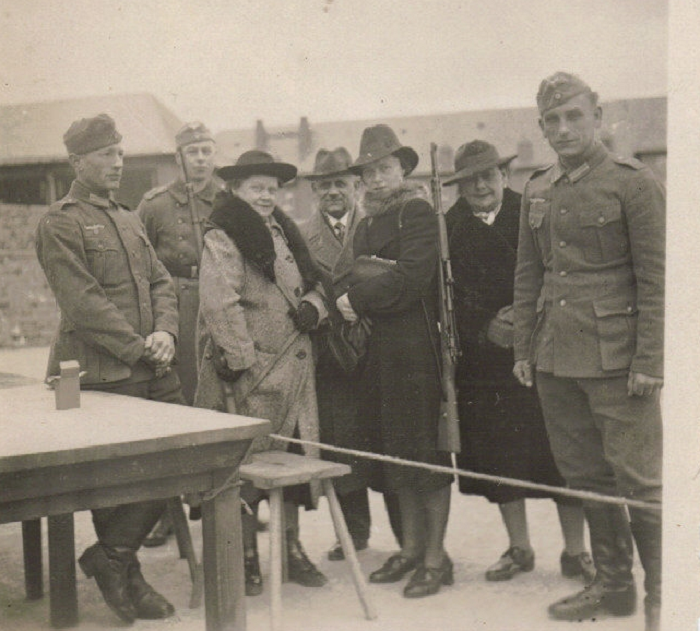 Немки вооруженные винтовками