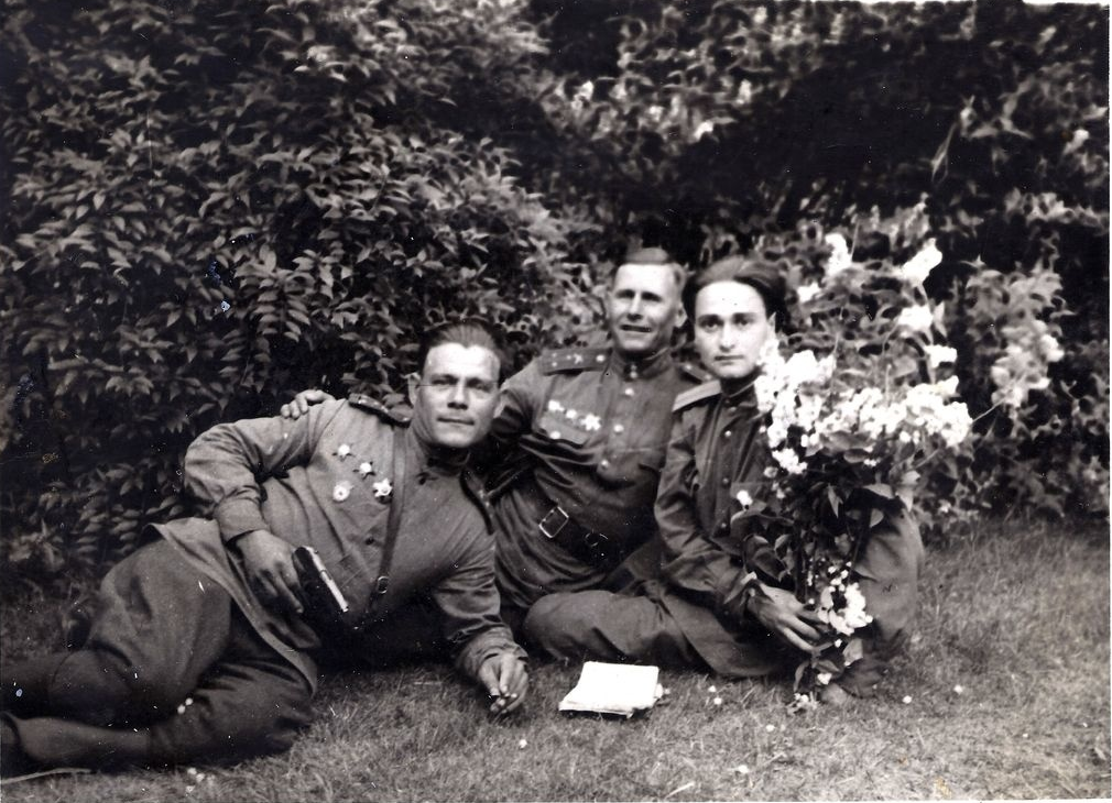 Владимир Гельфанд (крайний справа) после Победы над Германией