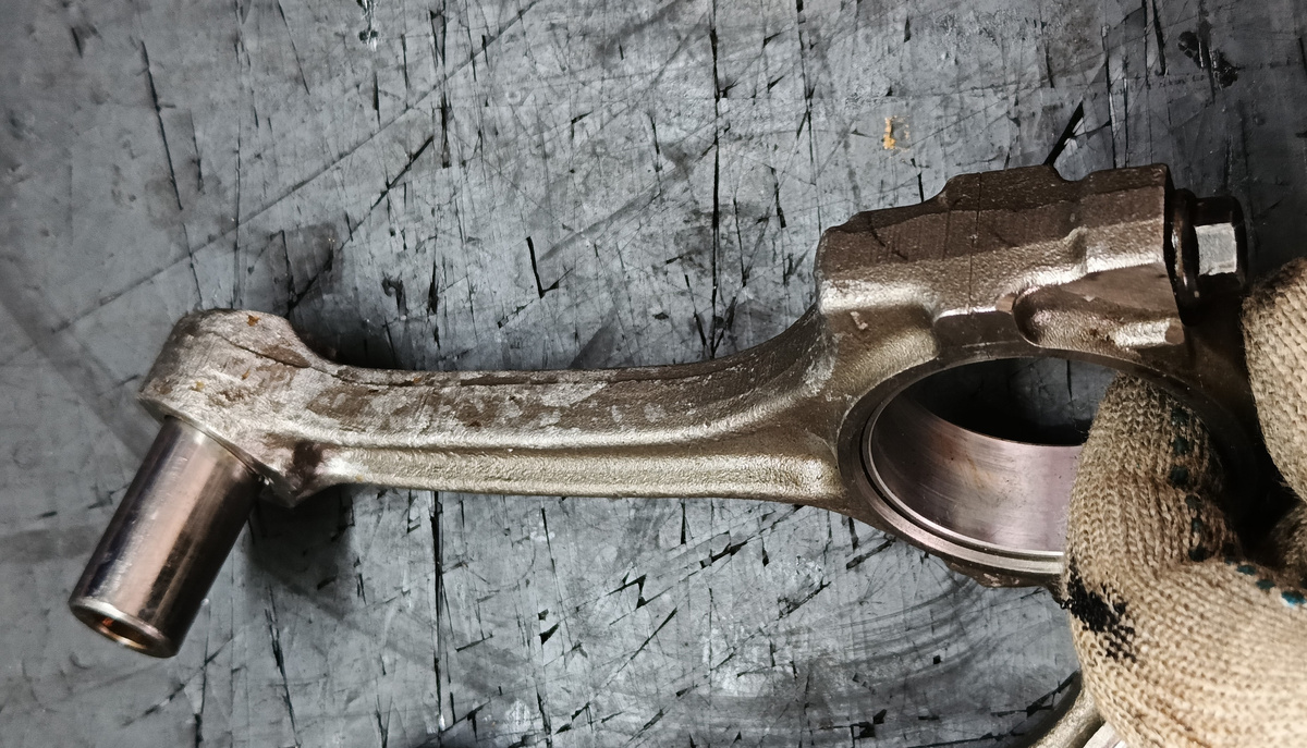 Погнутый шатун. Поршень рассыпался на мелкие фрагменты.