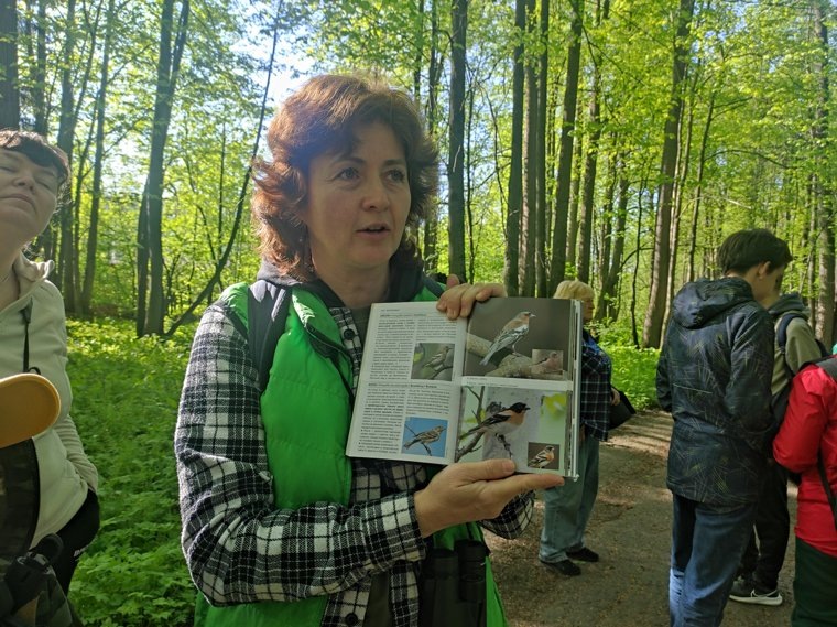 Галина Матвеева показывает тех, кого слышно, но не видно. Фото: Данил Постаногов