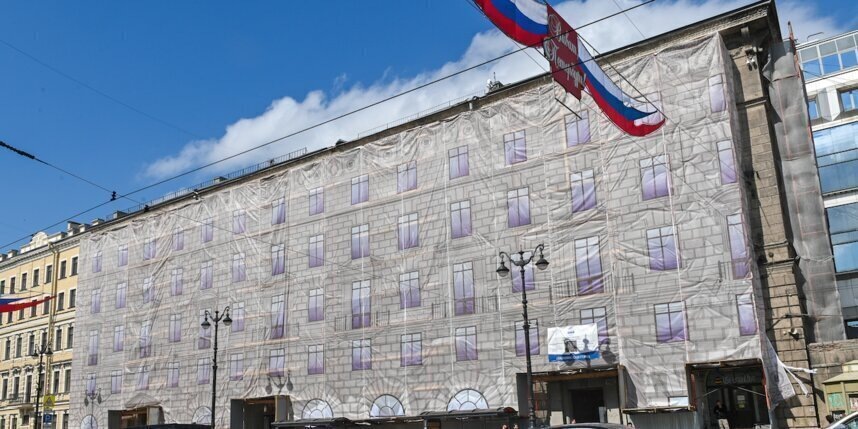    На Невском проспекте "нашествие" строительных лесовИгорь Акимов