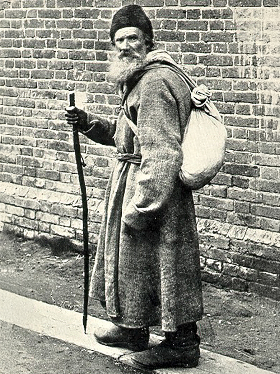 Толстой идет пешком из Москвы в Ясную Поляну. Фотография: timelessmoon.getarchive.net / Public domain