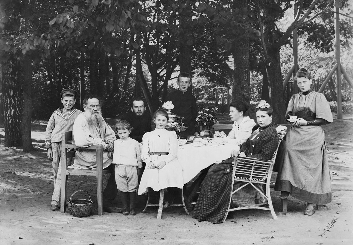 Семья Толстых в Ясной Поляне, 1892 год. Фото: Wikimedia Commons
