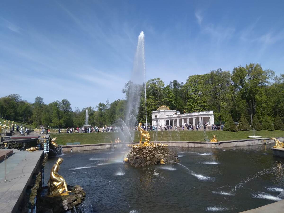 Фонтаны. Статуи Большого каскада, входящие в состав фонтана «Тритон, разрывающий пасть морского чудовища». Нижний парк (листайте по стрелке – всего 3 фотографии)