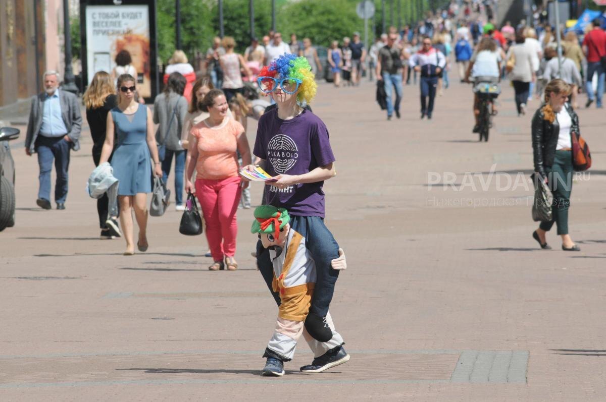    Чаще всего подростки работают промоутерами, аниматорами, разнорабочими, официантами и в общепите