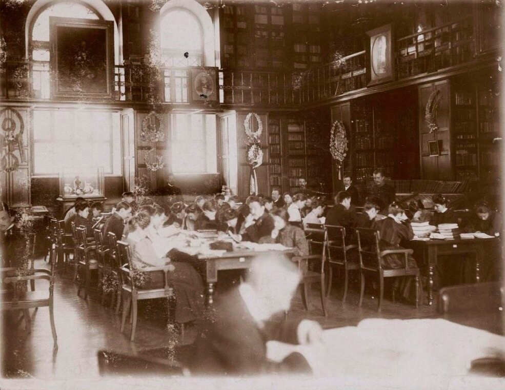 В зале библиотеки Императорского Российского Исторического музея. 1902 г.