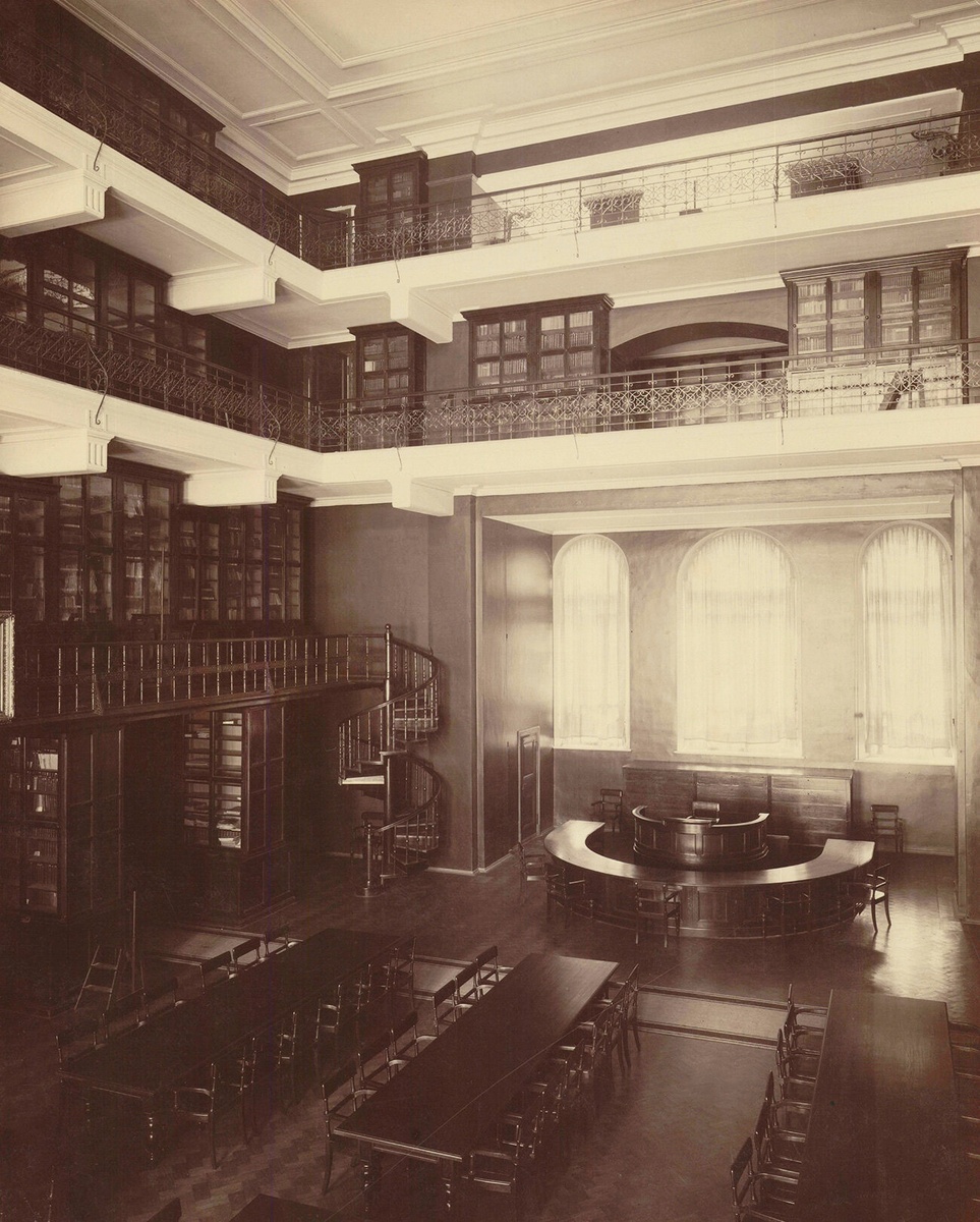 Библиотека Исторического музея (современный зал № 36). Фотограф Р. Ю. Тиле. 1890-е гг.