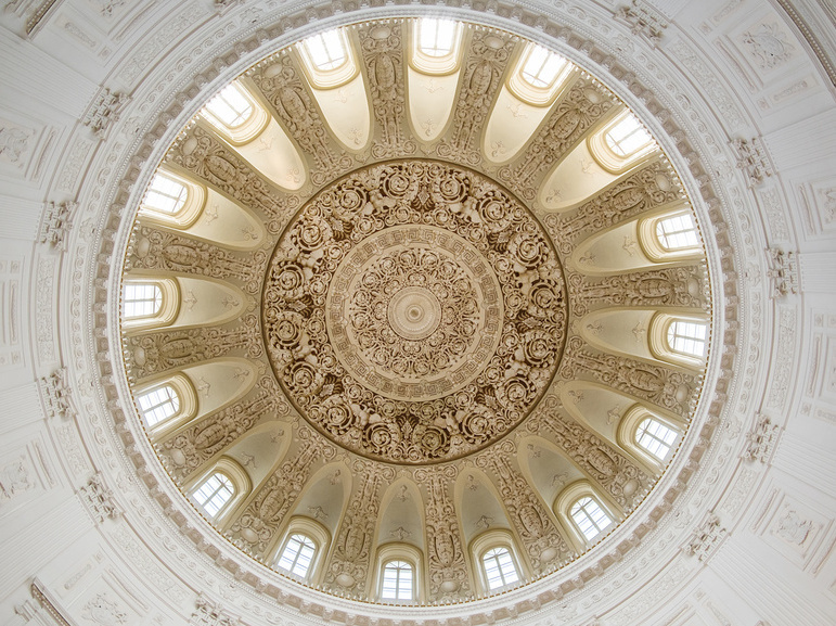 Купол с росписью в технике гризайль. Петровский путевой дворец. Москва. Фотография: Горшков Игорь / фотобанк «Лори»