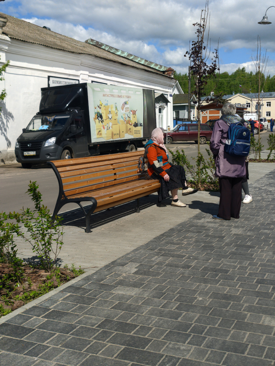 Лавочка не чугунная, обычная пластмасса