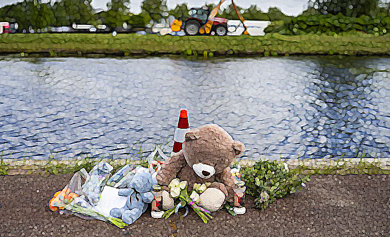 Игрушки, свечи и цветы у того места, откуда вытащили машину с детьми