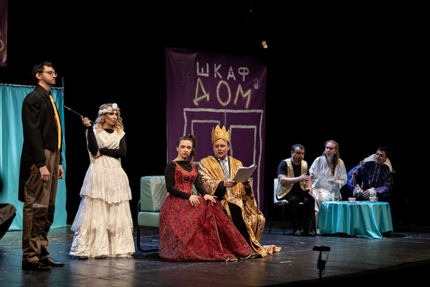    Корпоративный театр банка Хлынов представил спектакль «Лира напрокат» на сцене Театра на Спасской