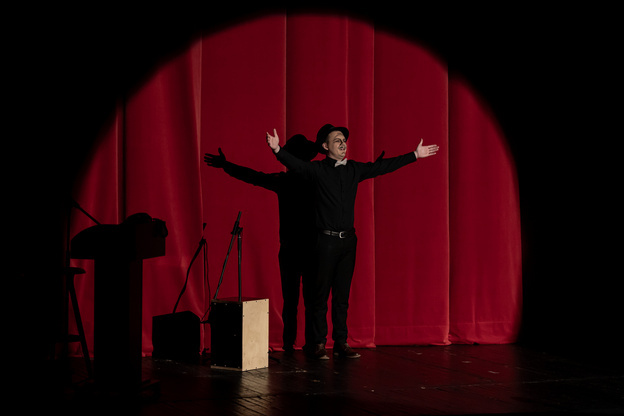    Корпоративный театр банка Хлынов представил спектакль «Лира напрокат» на сцене Театра на Спасской