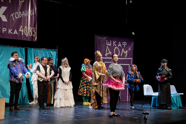    Корпоративный театр банка Хлынов представил спектакль «Лира напрокат» на сцене Театра на Спасской