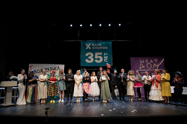    Корпоративный театр банка Хлынов представил спектакль «Лира напрокат» на сцене Театра на Спасской