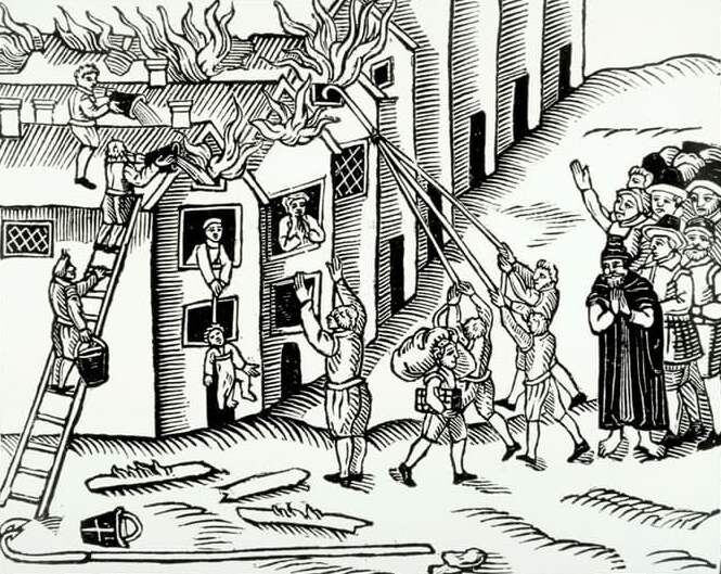 Тушат пожар ведром