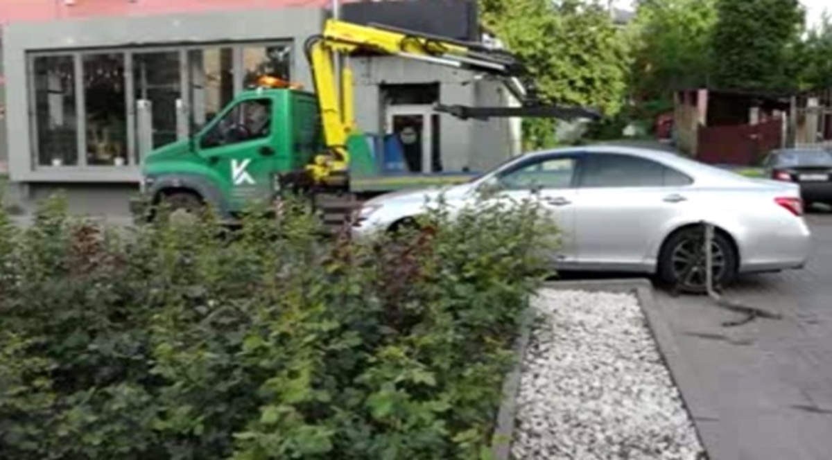    Сегодня на центральной улице Курска работал эвакуатор