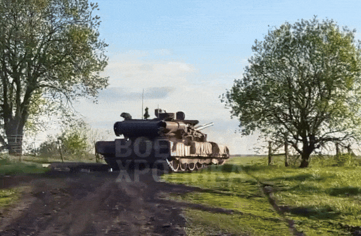    Наши танки работают по вражеским позициям//Видео с ТГ-канала "Военная хроника"