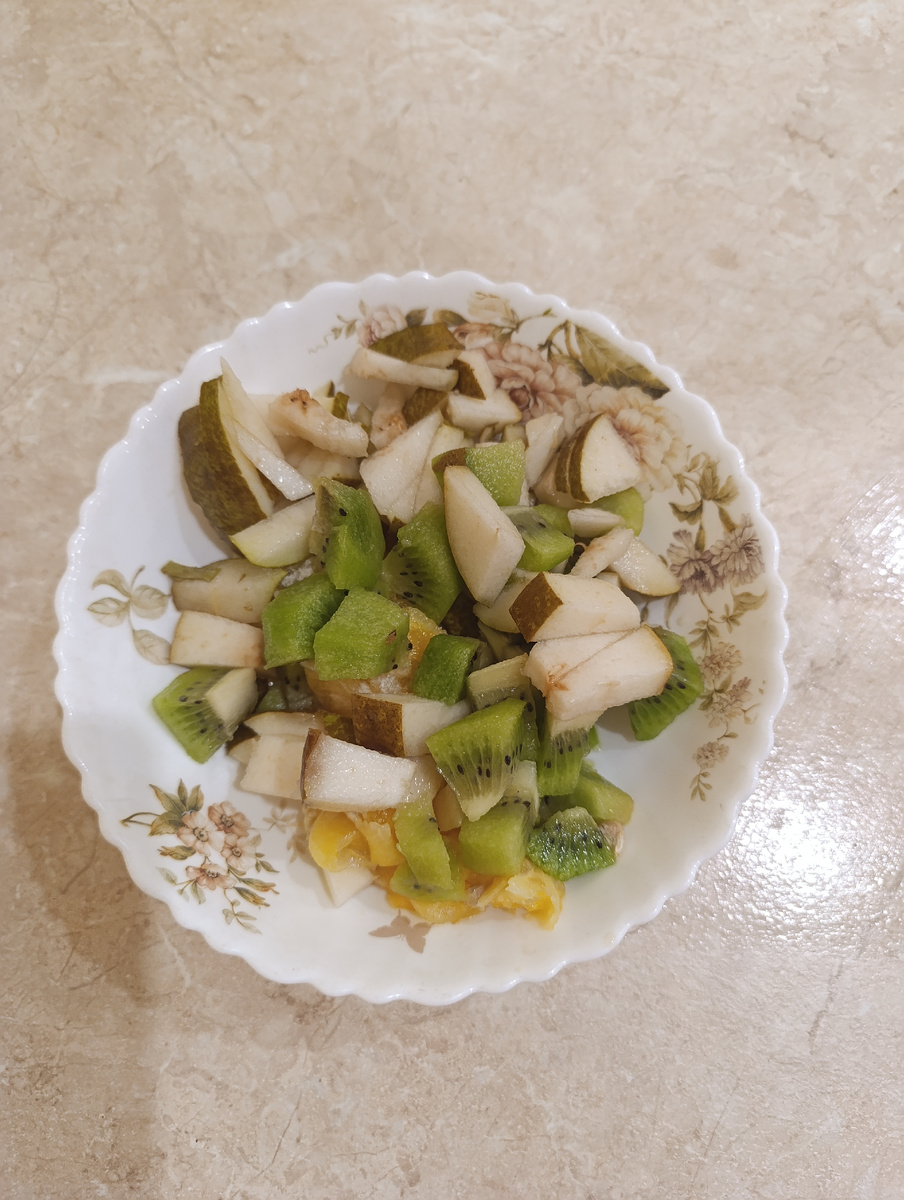 Завтрак. Салат: груша, апельсин, киви.
