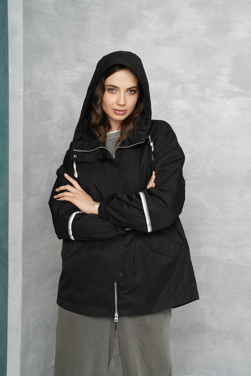 Женская ветровка в черном цвете