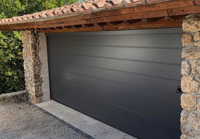 Фото гаражных секционных ворот – выполненные работы от монтажников