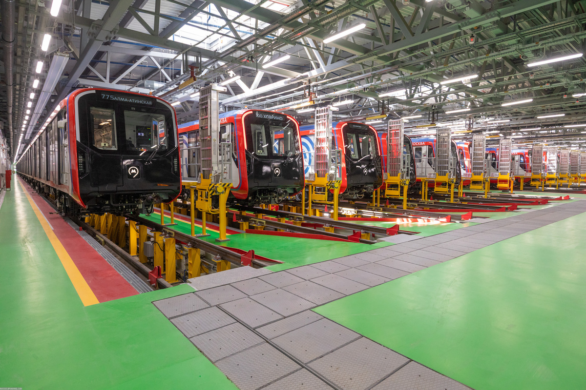 В новом депо «Южное» на участке 13,6 гектара построены здания и сооружения общей площадью 77,3 тысячи квадратных метров, включая отстойно-ремонтный корпус, мотодепо и пост электрической централизации, компрессорную станцию, склад, административно-бытовой корпус и другие сооружения — всего 46 зданий различного назначения.