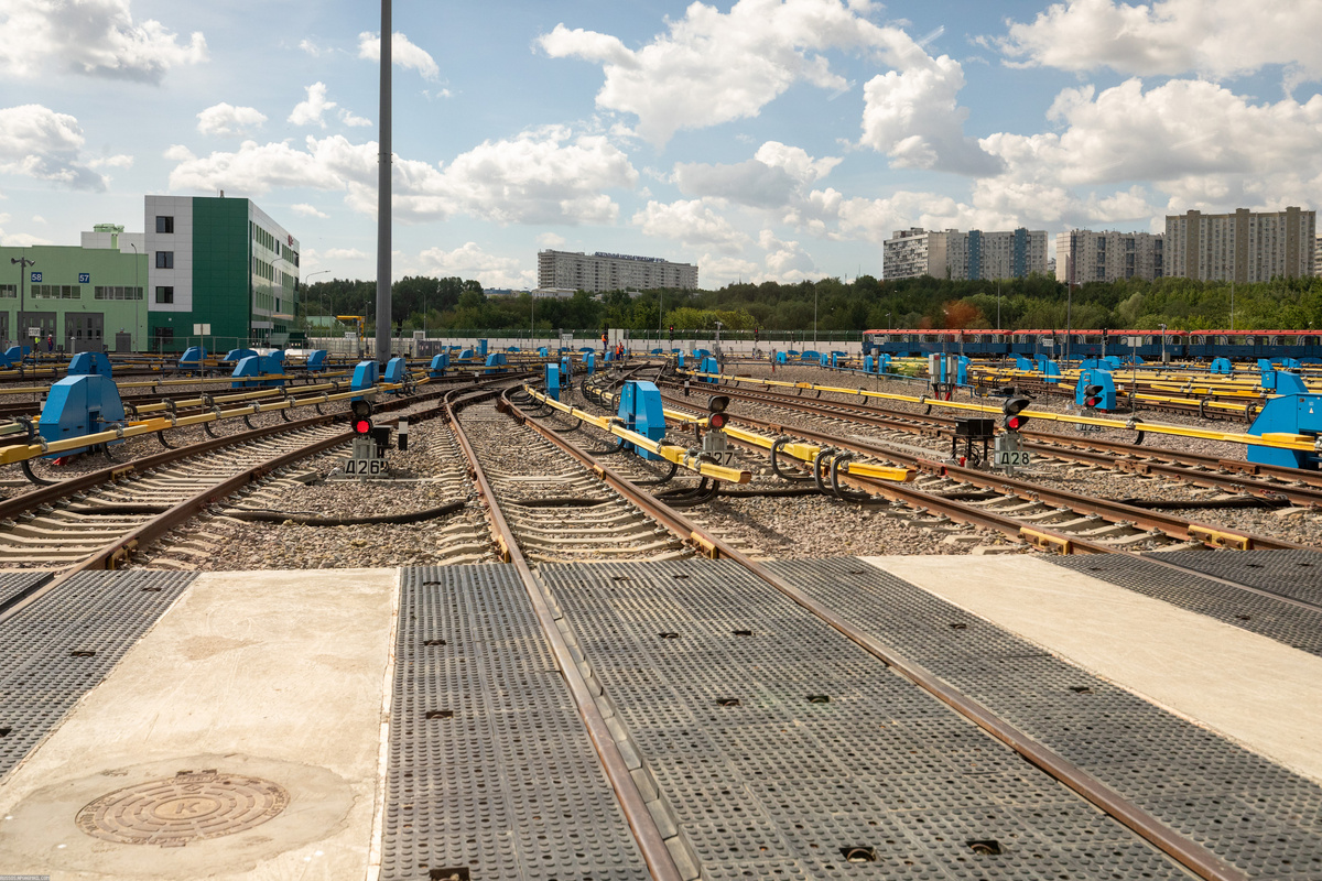 Развернутая длина путей депо «Южное» составляет около 6,2 километра, что можно сравнить с перегоном между станциями «Крылатское» и «Строгино».