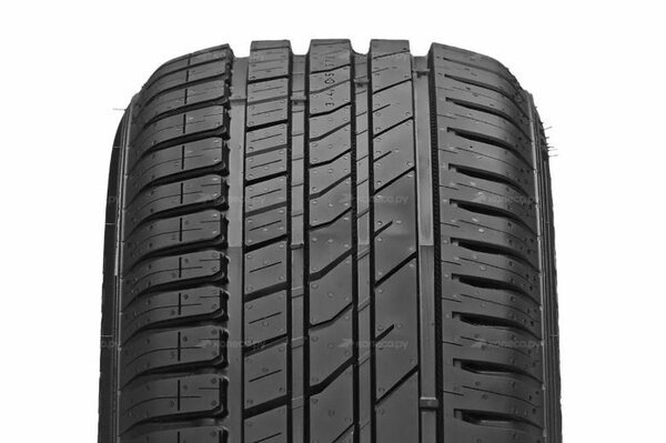 Канавки протектора расширяются только с одной стороны, чтобы эффективно отводить воду вбок