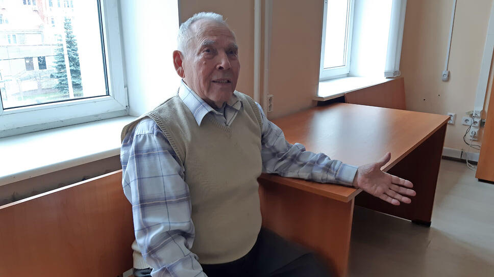 Пенсионер Фатхулла Исхаков в коридоре Ленинского райсуд Уфы.📷Фото: Наталья Балыкова / Коммерсантъ