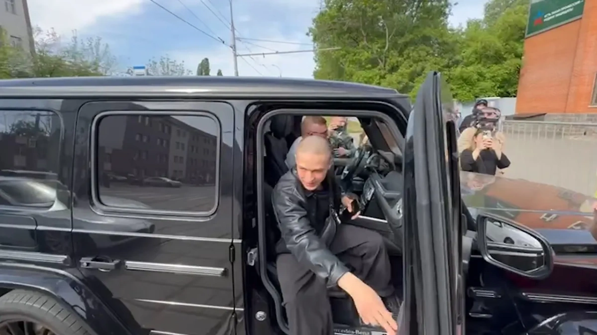 Глеб Калюжный приехал на сборный пункт военкомата. Фото: кадр из видео 