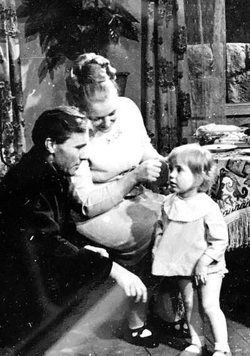 Мария Шукшина в детстве с родителями. / Фото: kto-chto-gde.ru