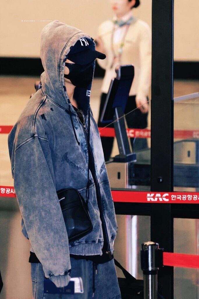 А паранджу не? ... шпиён ...