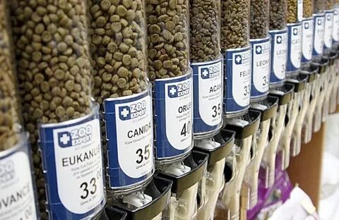 Корма на развес в зоомагазине. Фото из свободных источников для иллюстрации статьи. 
