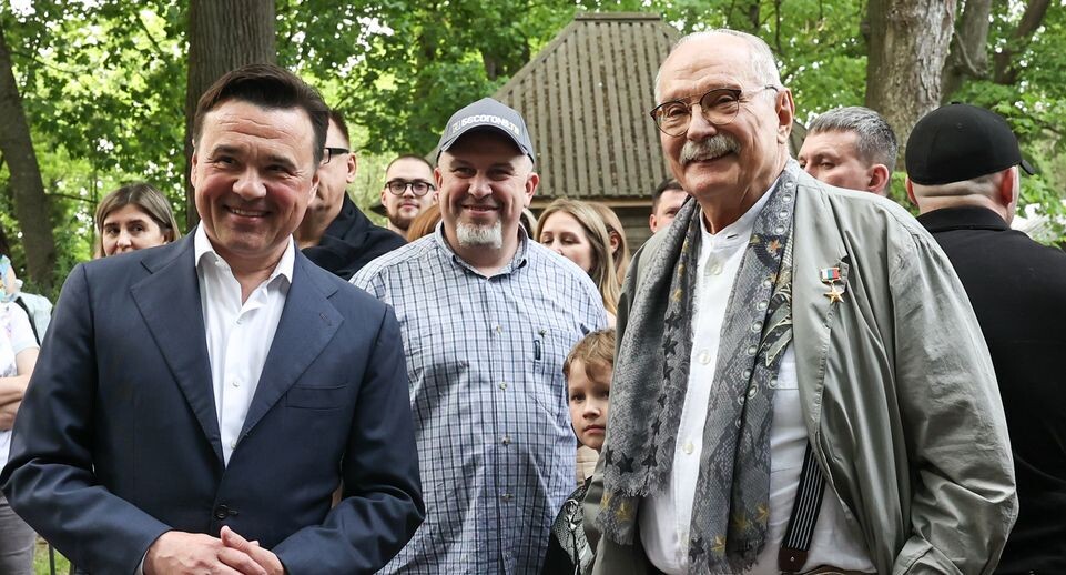    Андрей Воробьев и Никита Михалков на фестивале «Мелиховская весна» в Чехове / Медиасток.рф