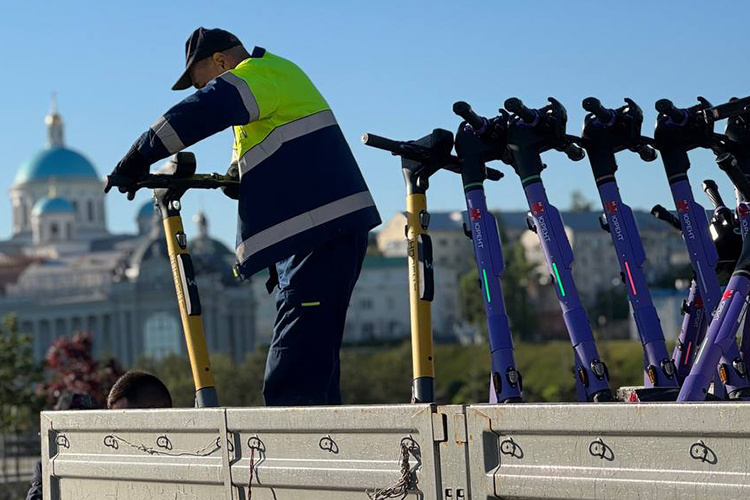    Сегодня администрация города начала изымать электросамокаты Whoosh и Urent, согласно постановлению исполкома Казани.   
Фото: Станислав Шемелов