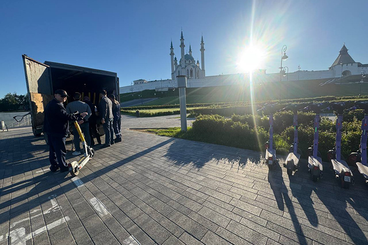    На площади Тысячелетия было размещено порядка 30 электросамокатов, ждущих своих «арендаторов».   
Фото: Станислав Шемелов